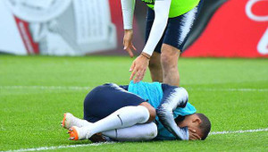 Thần đồng Mbappe đổ gục xuống sân, người Pháp 'đứng tim'