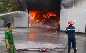 Ảnh: Lửa bốc cháy cuồn cuộn thiêu rụi nhà xưởng ở Hải Phòng