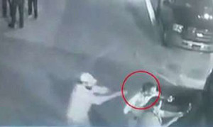 Clip: Đang selfie với cử tri, chính trị gia bị bắn chết