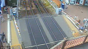 Bất chấp cảnh báo người dân Anh vô tư vượt rào chắn tàu hỏa