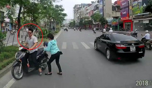 Clip: Nhắc nhở xe máy đi ngược chiều, tài xế ô tô bị 'chửi ngược'