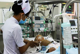 Cha làm cột đèn trước cổng, con 1 tuổi bị điện giật nguy kịch