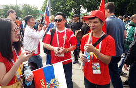CĐV Việt Nam mang cờ đỏ sao vàng vào sân xem khai mạc World Cup