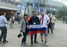 CĐV Nga tin đội nhà thắng Ả Rập Xê Út 2-0 và giành quyền vào vòng knock-out