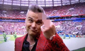 Robbie Williams giơ 'ngón tay thối' khi biểu diễn khai mạc World Cup 2018