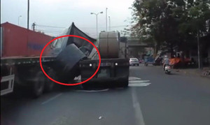 Clip: 2 cuộn thép khổng lồ trượt khỏi thùng hàng, đè nát cabin container