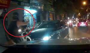 Clip: Đi ngược chiều còn bật đèn pha chói lóa, nữ tài xế bị thanh niên Tây chặn đầu