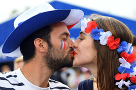 Cô vợ hoàn hảo mùa World Cup: Dọn ra ngoài ở, viết tâm thư dặn chồng cách sống sót