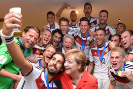 Ảnh: Khi các nhà lãnh đạo trên thế giới cũng 'phát cuồng' vì World Cup