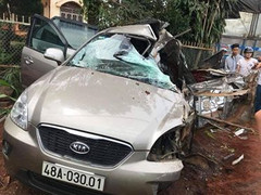 Xe tải đối đầu xe ô tô 7 chỗ, 5 người thương vong