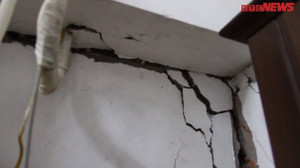 Video: Run sợ sống trong những căn nhà nứt toác, biến dạng có thể sập bất cứ lúc nào ở Hà Nội