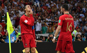 Ronaldo cười mỉa mai hậu vệ Tây Ban Nha sau quả phạt đền thành công