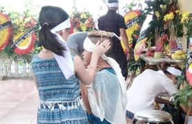 Nhói lòng tiếng khóc của con trai nữ phóng viên trong ngày tang lễ mẹ