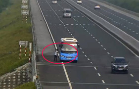 Video: Bất chấp nguy hiểm, xe dịch vụ vô tư bắt khách trên cao tốc