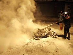 Cay cú vì thua độ bóng đá, nhóm thanh niên đốt cháy rụi 2 xe máy