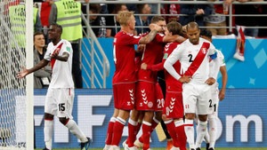 Theo chân Messi, 'thần đèn' Cueva khiến Peru thua đau Đan Mạch