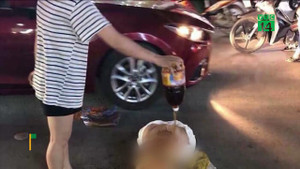 Cô gái bị lột đồ, đổ nước mắm, xát ớt bột lên người: Tin mới nhất