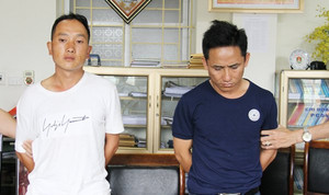 Bắt 2 kẻ vận chuyển trái phép 23 bánh heroin ở Lào Cai