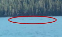 Video: Hồ nước Trung Quốc gặp hiện tượng bí ẩn, nghi xuất hiện 'quái vật hồ Loch Ness'