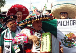 Hàng ngàn CĐV Mexico mở hội trên Quảng trường đỏ trước trận sinh tử với Đức