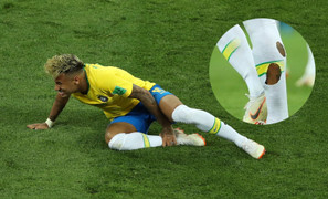 Neymar bị cầu thủ Thụy Sĩ 'chém' nhiều đến rách tất