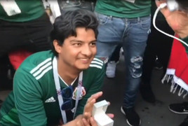 Video: Phấn khích mừng chiến thắng, CĐV Mexico cầu hôn giữa đường phố Moscow