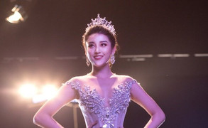 Huyền My khoe nhan sắc lộng lẫy ở phố đi bộ Hồ Gươm