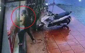 Clip: Cầm búa đập kính cướp tiệm vàng trong 3 giây ở Quảng Nam