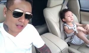 Con trai Tuấn Hưng hào hứng 'quẩy' trên xe cùng bố cực đáng yêu