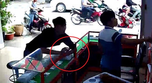 Clip: Thanh niên trộm 2 iPhone nhanh như cắt trước mặt người bán hàng
