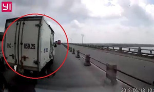 Clip: Xe tải vượt ẩu gây tai nạn, bỏ chạy như bay trên cầu Thanh Trì