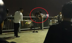Clip: Giải cứu nam thanh niên leo lên thành cầu Thủ Thiêm ngồi lúc nửa đêm
