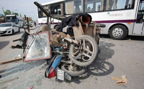 Xe ba bánh nghênh ngang giữa phố Thủ đô khiến bao người đi đường chết oan