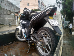 2 thanh niên chạy xe máy tông vào cột điện thiệt mạng