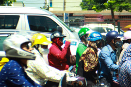 Dân Hà Nội quay cuồng trong nắng nóng 40 độ C