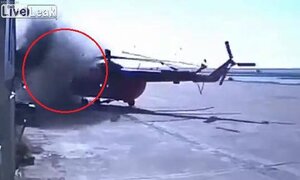 Clip: Khoảnh khắc trực thăng đâm vào tòa nhà, gãy đuôi tan nát