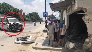 Clip: Hiện trường tài xế ngủ gật, xe cấp cứu đâm sập tường nhà dân ở Nghệ An