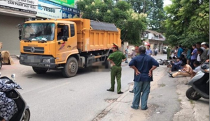 Va chạm với xe ben, nam thanh niên bị cuốn vào gầm chết thảm