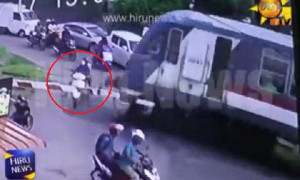 Clip: Cố vượt đường ray, 2 người đi xe máy bị tàu hỏa đâm chết