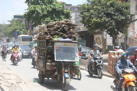 Ảnh: Trước ngày khai tử, xe 3 bánh vẫn nghêng ngang lê máy chém trên phố Hà Nội