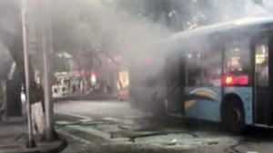 Video: Xe buýt nổ như bom trên phố, hất văng hành khách ra ngoài