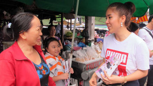 Ê-kíp 'Gạo nếp, gạo tẻ' bị chỉ trích rẻ tiền khi quảng bá phim ở chợ, Lê Phương lên tiếng