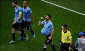 Ghi bàn thắng lịch sử, Suarez nhân đôi niềm vui bằng màn ăn mừng đặc biệt