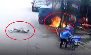 Clip: Xe ba gác cháy ngùn ngụt, người đàn ông bén lửa nằm lăn lộn dưới đất