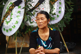 Hai cô gái chết bất thường ở Hưng Yên: 'Bố con bé đứng không vững, lê từng bước đến bên con gái'