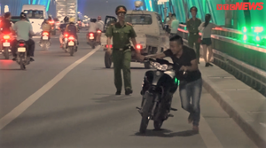 Clip: Đổ xô lên cầu Nhật Tân hóng gió, chụp ảnh, nháo nhác tháo chạy khi thấy cảnh sát