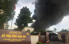Video: Cháy lớn tại công ty nhựa thông ở Quảng Ninh