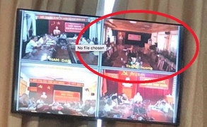 Chủ tịch tỉnh Nghệ An đang kết luận, cán bộ huyện bỏ về hết