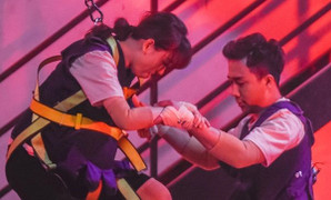 Trấn Thành lo lắng dõi theo khi Hari Won thực hiện thử thách thoát khỏi đám cháy