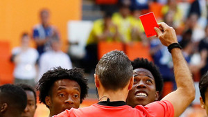 Nhận thẻ đỏ chóng vánh ở World Cup, cầu thủ Colombia bị dọa giết